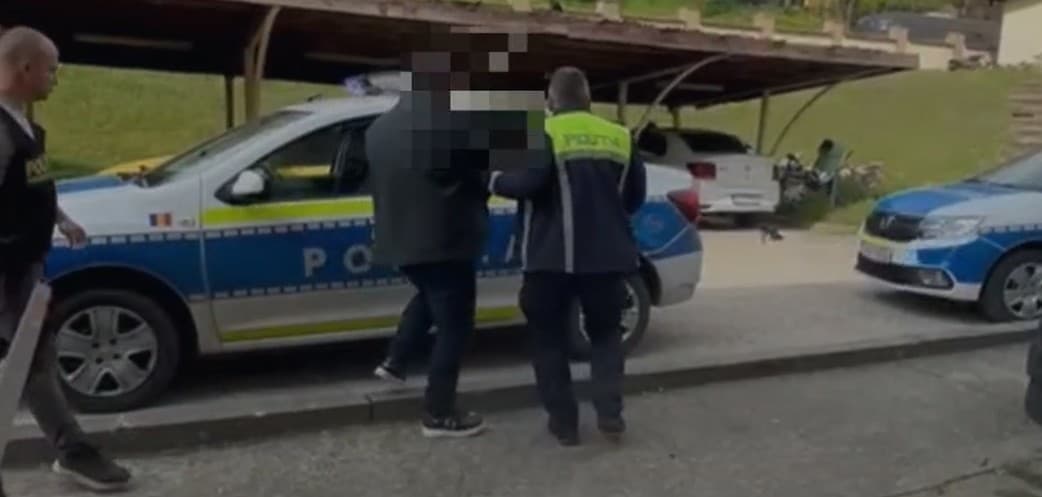 Dolj: Bărbat reţinut după ce a condus fără permis, nu a oprit maşina la semnalul poliţiştilor şi a fugit în curtea locuinţei tatălui său/ Fratele său, care a încercat să îi împiedice pe poliţişti să îl prindă, ameninţându-i şi lovindu-i, reţinut şi el