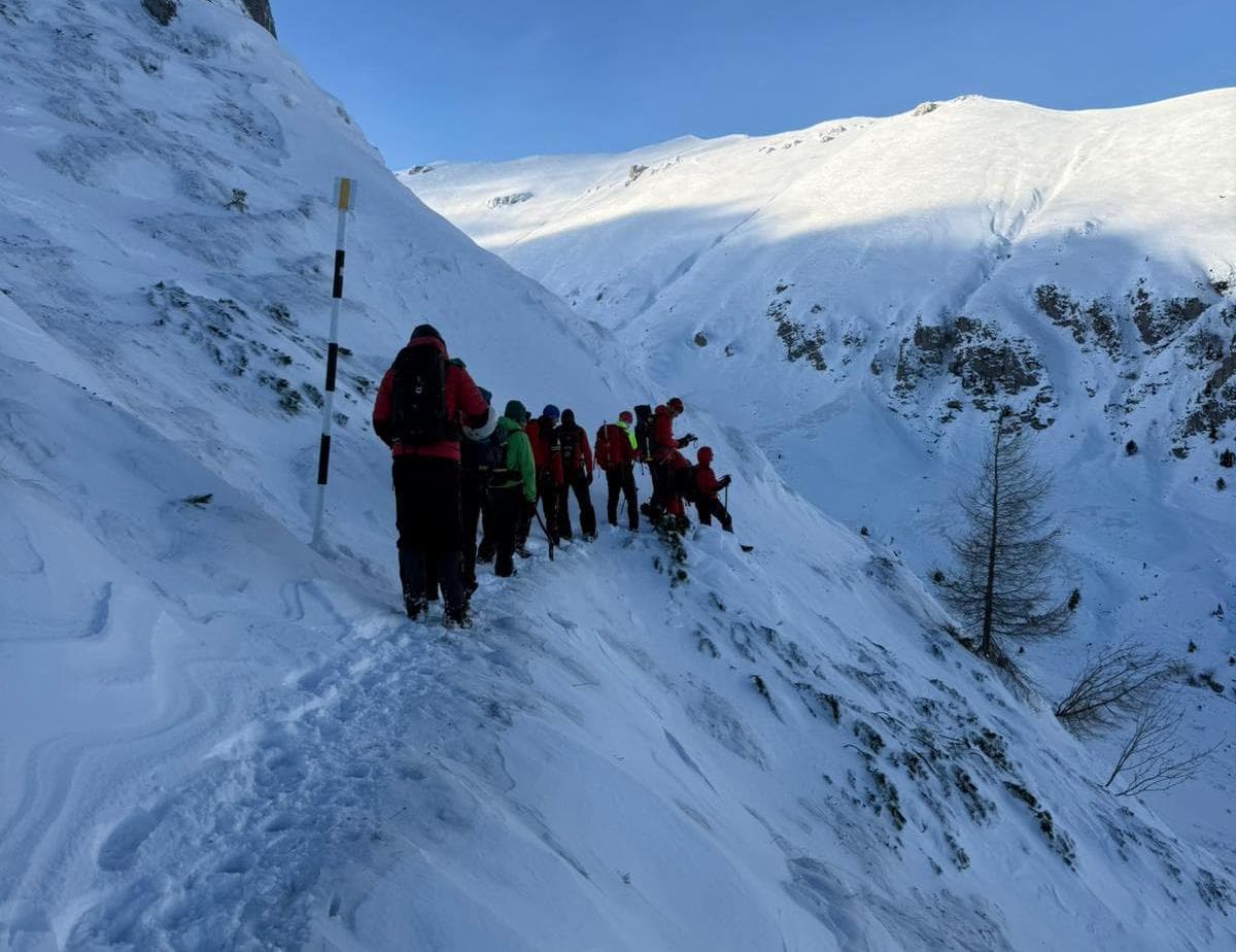 Avertisment din partea Salvamont pentru turiştii care merg la munte, în Braşov: Evitaţi deplasările pe văi înguste, în zone unde pot produce viituri, precum şi în apropierea versanţilor abrupţi