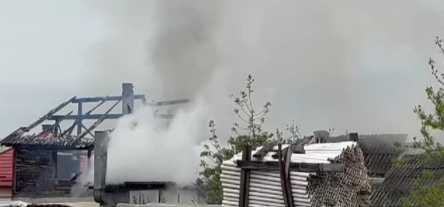 Puternic incendiu în judeţul Cluj – Ard o vopsitorie auto şi o casă / Mai multe buletii, scoase de pompieri - VIDEO