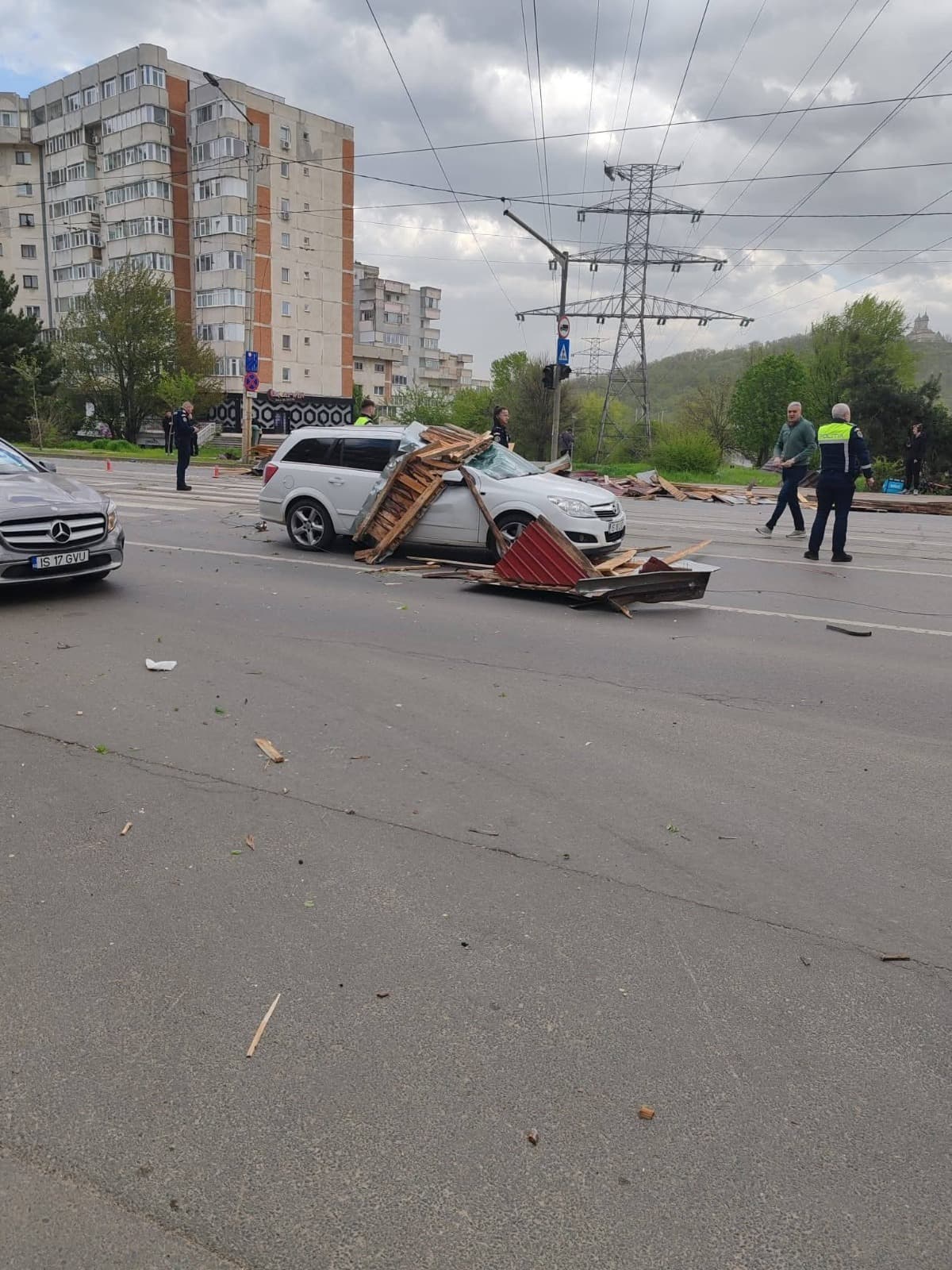 Efectele vântului puternic în judeţul Iaşi: acoperişuri smulse, copaci căzuţi, mai multe persoane fiind rănite