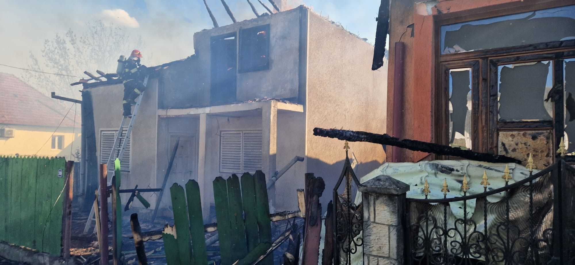 Bacău: Trafic rutier blocat pe DN 12A, din cauza unui incendiu