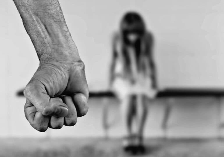Bucureşti: Bărbat inculpat pentru tentativă de omor, după ce şi-a bătut concubina, provocându-i leziuni grave, inclusiv fracturi de coaste, şi nu i-a dat voie să ceară ajutor
