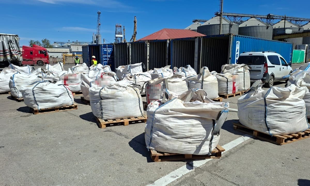 Cantitatea de 165 de tone de deşeuri, găsită în containere care au ajuns în Portul Constanţa/ Deşeurile - cenuşă şi zgură de topitorie, sosite din Algeria