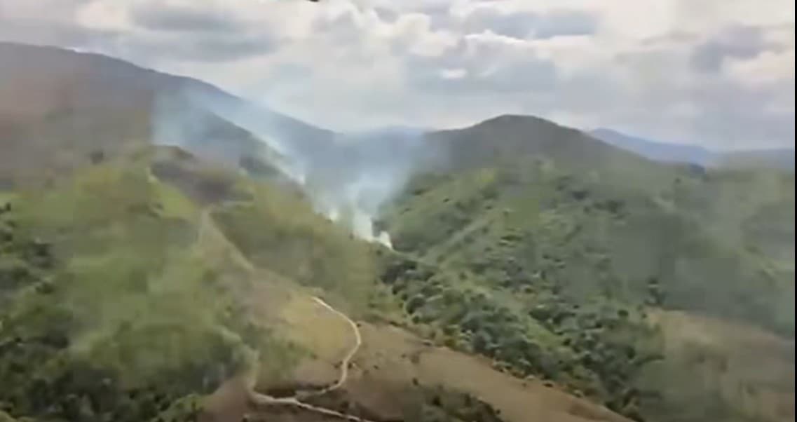 Caraş Severin: Incendiu de vegetaţie uscată şi păşune împădurită, în comuna Slatina-Timiş, într-o zonă greu accesibilă. Intervin zeci de pompieri, dar şi un elicopter dotat cu sistem de stingere - FOTO, VIDEO