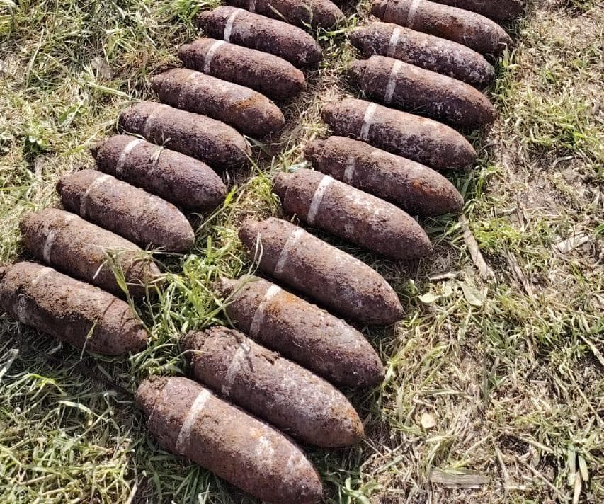 Muniţie descoperită într-o localitate din judeţul Iaşi, în timpul săpăturilor pentru realizarea unui gard/ Cele 71 de proiectile perforante şi cele 21 de proiectile explozive au fost ridicate de pirotehnicieni