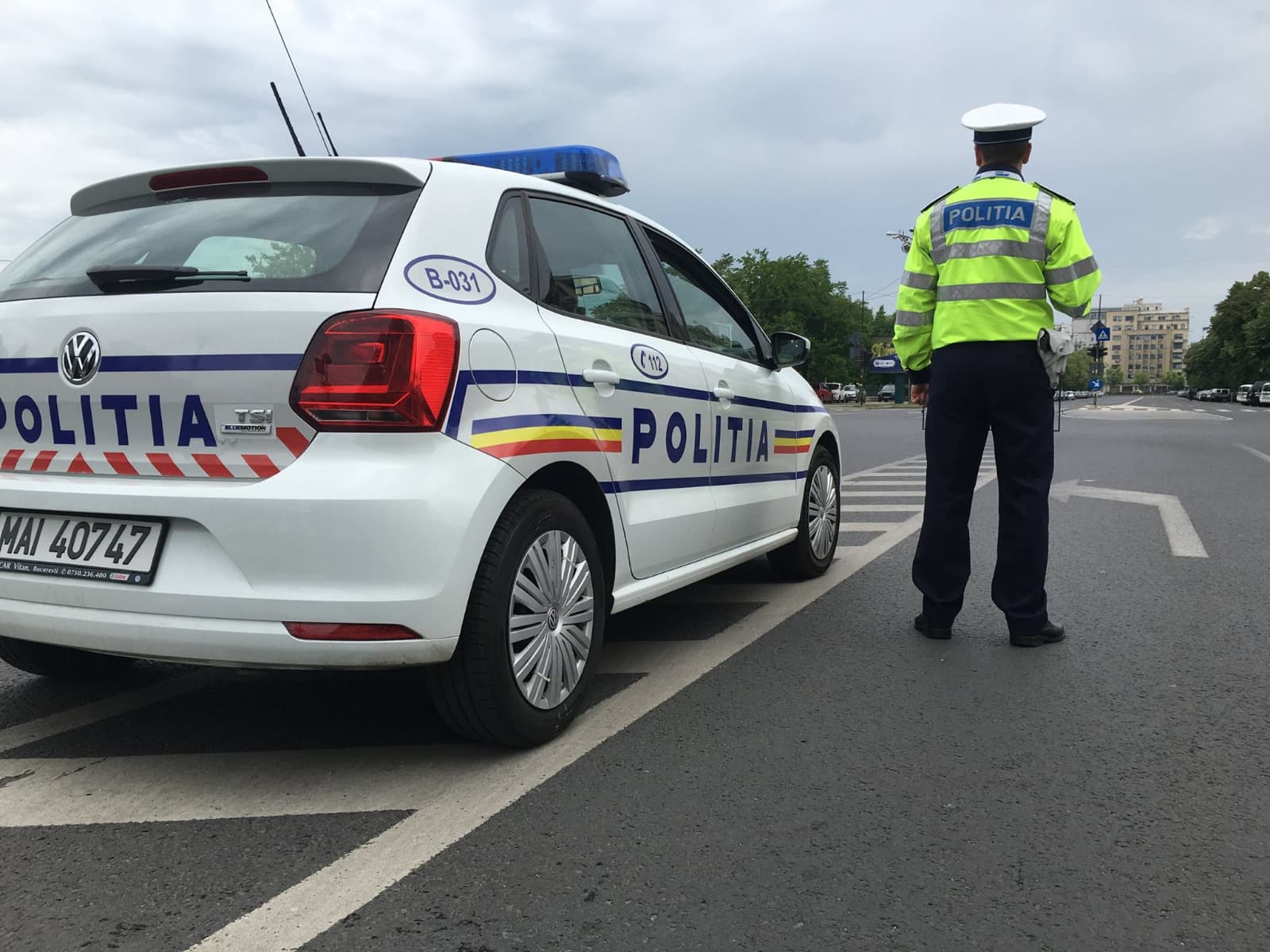 Cluj: Amendă de aproape 5.000 de lei dată unui şofer filmat în timp ce face în repetate rânduri depăşiri încălcând marcajul continuu/ El a fost filmat din elicopter şi oprit de poliţiştii din Dej - VIDEO