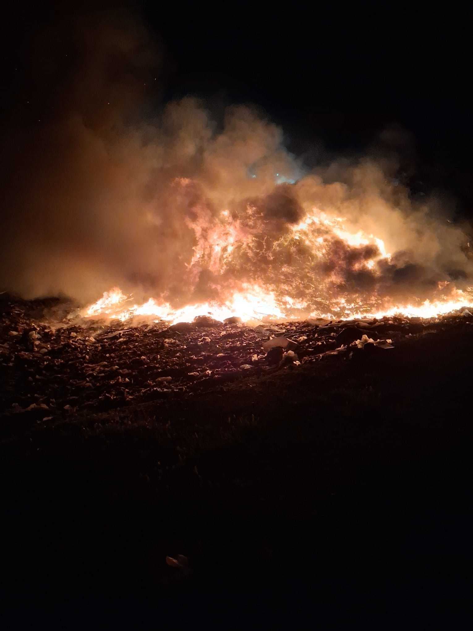 Incendiu puternic la groapa de gunoi a municipiului Oradea - FOTO, VIDEO