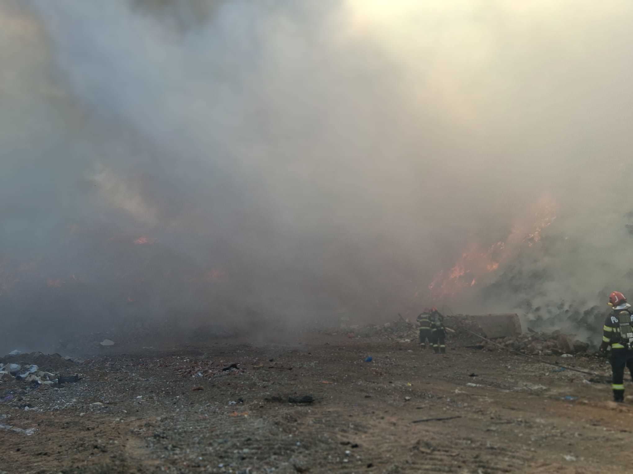 Două incendii în judeţul Bihor: primul, semnalat încă de luni pe un deal împădurit. Al doilea incendiu, izbucnit la groapa de gunoi din Oradea, la un interval de aproximativ 13 ore - FOTO