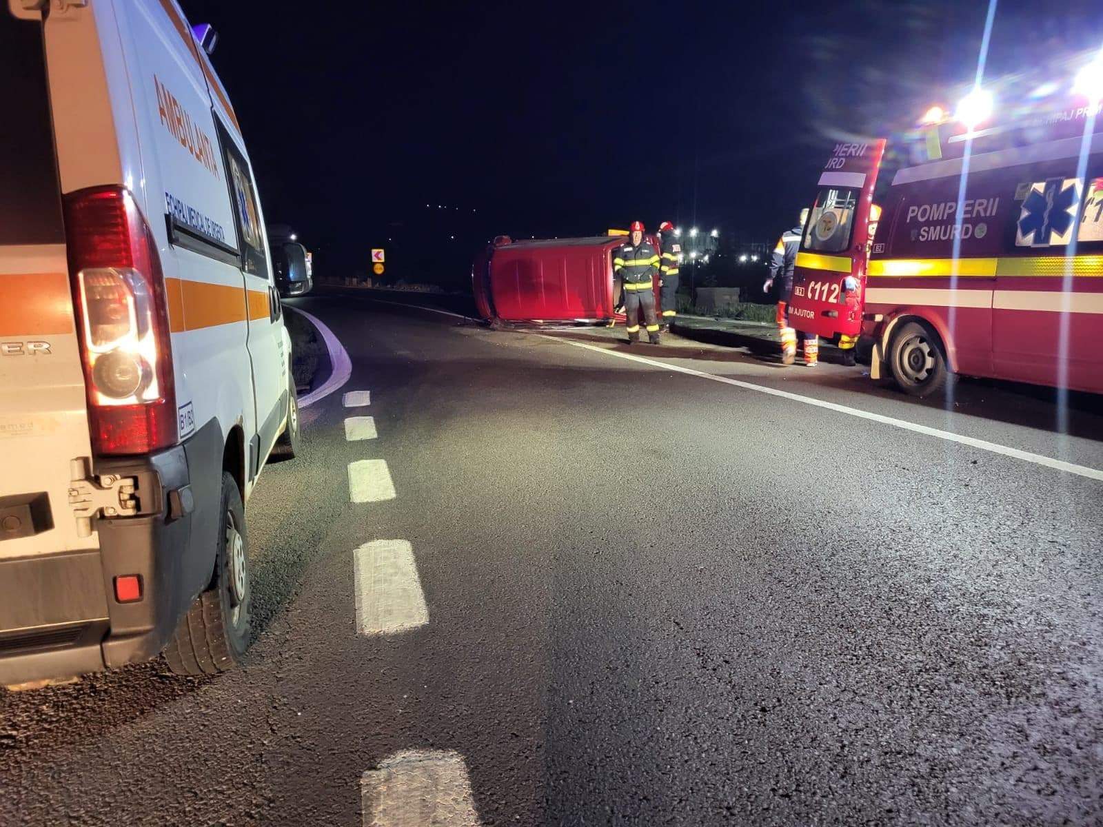 Accident pe DN 7, în judeţul Vâlcea – Un bărbat şi trei copii, transportaţi la spital, după ce o autoutilitară s-a răsturnat - FOTO