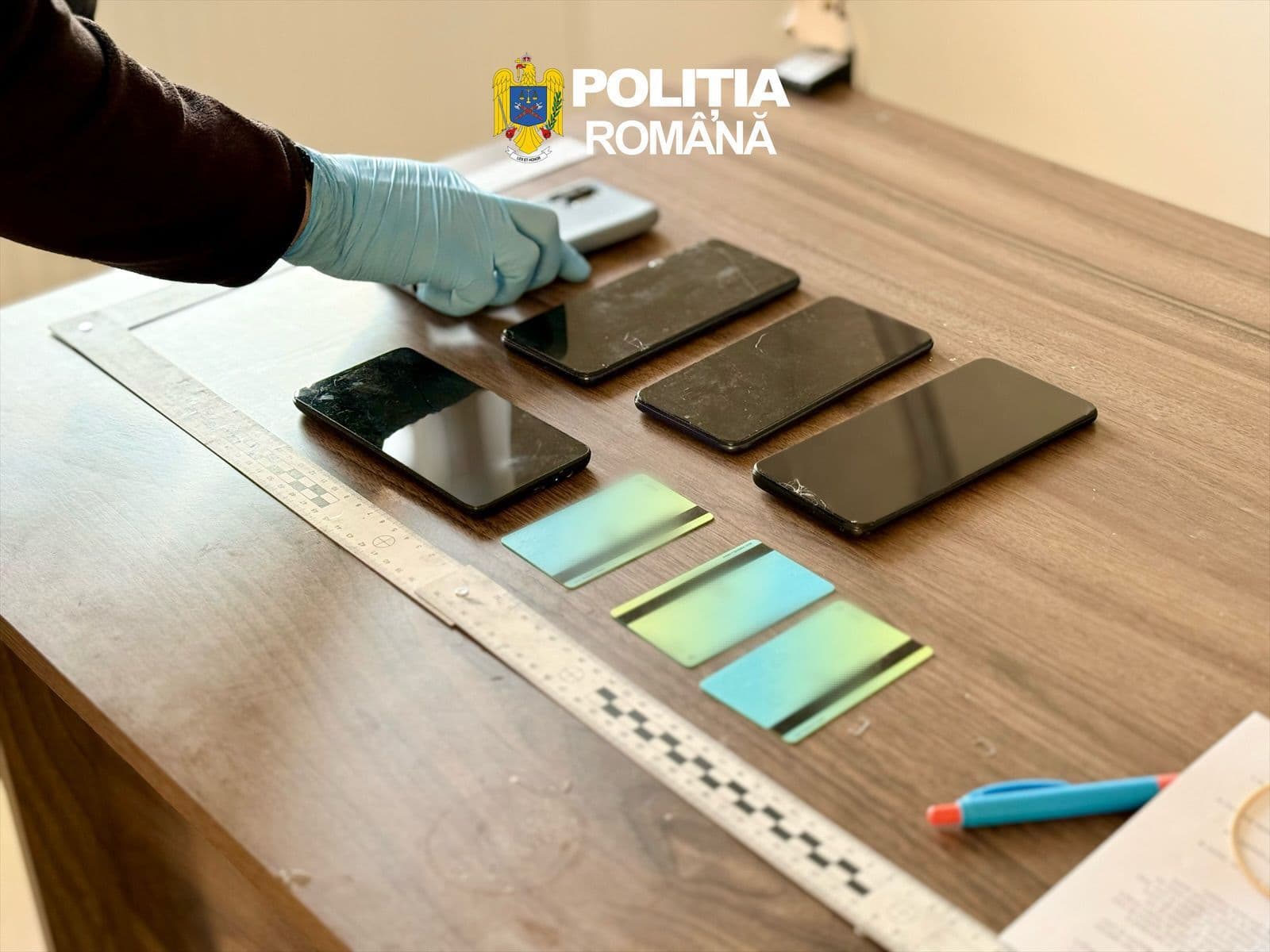 Dâmboviţa: Percheziţii la locuinţele a cinci persoane, într-un caz de înşelăciune, fals informatic şi fals de identitate/ Un tânăr este acuzat că a înşelat peste 100 de persoane cu spaţii de cazare fictive/ Prejudiciul, peste 100.000 de lei - VIDEO