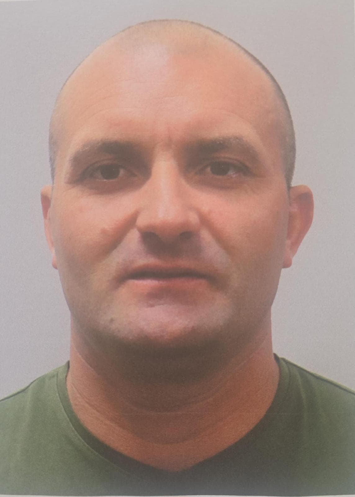 Bihor: Amplă operaţiune de căutare a bărbatului suspectat că a ucis-o pe fata de 18 ani / Anchetatorii au publicat fotografia suspectului / Are 39 de ani şi este căutat cu sprijinul câinilor de urmă, al dronelor şi al unui elicopter