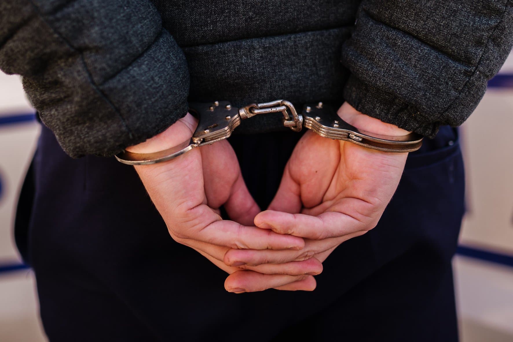 Gorj: Tânăr de 18 ani, arestat preventiv după ce a intrat în casă peste fosta lui iubită, care i-a fost şi colegă de bancă, şi a înjunghiat-o pe motiv că fata a vrut să termine relaţia cu el
