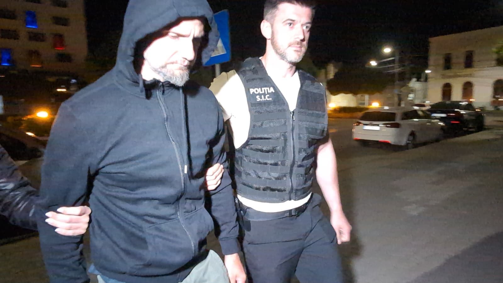 Bărbatul care a rănit o fată de 12 ani, pe o stradă din Alba Iulia, şi l-a lovit pe tatăl acesteia, reţinut/ Poliţiştii au stabilit că între agresor şi familia copilei existau neînţelegeri mai vechi