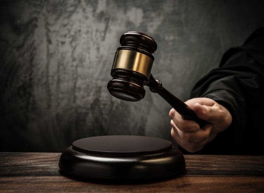 Adolescent din Bihor, tratat inuman de mama sa: bătut cu bâta, ţinut nemâncat şi fără apă, lăsat singur în casă cu săptămânile şi obligat să doarmă în frig, afară. Instanţa de judecată a refuzat propunerea de arestare a femeii