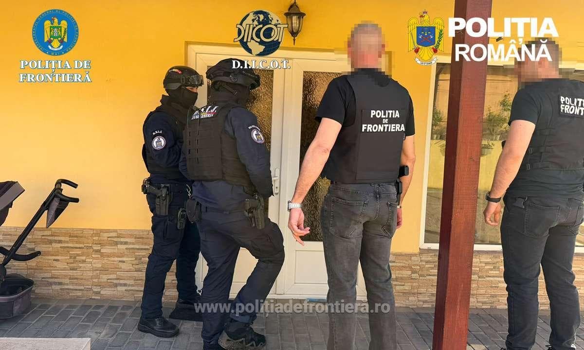 Poliţia de Frontieră: 26 de percheziţii în şase judeţe la o grupare specializată în contrabandă cu ţigări şi trafic internaţioal de droguri din care făceau parte şi cetăţeni sârbi / Au fost confiscate peste trei milioane de ţigarete de contrabandă