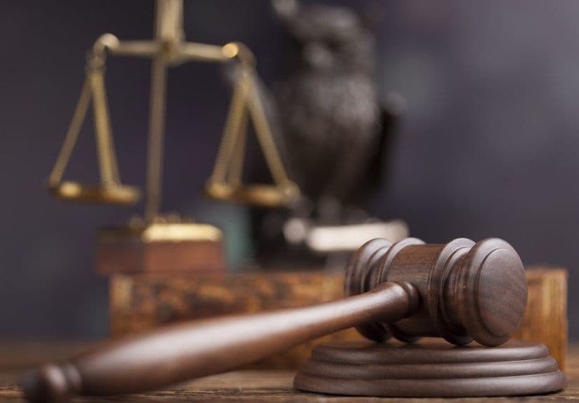Satu Mare: Doi bărbaţi, dintre care unul funcţionar la o primărie de comună, au fost trimişi în judecată pentru că ar fi violat mai multe fete cu vârste între 11 şi 15 ani, oferindu-le bani, mici cadouri, mâncare şi băutură
