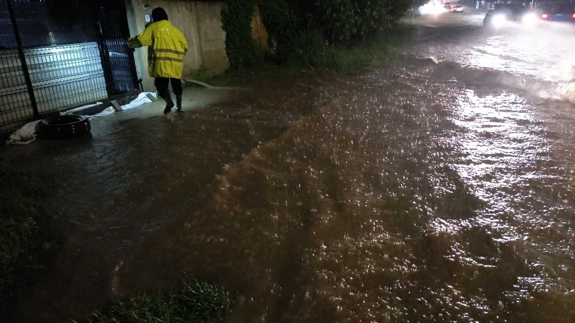 Locuinţe, străzi şi curţi inundate în Iaşi, în urma ploilor torenţiale/ Avertizări de inundaţii pe râuri din bazinul Vămăşoaia şi pe afluenţi ai Siretului/ A fost emis mesaj RO-Alert - FOTO, VIDEO