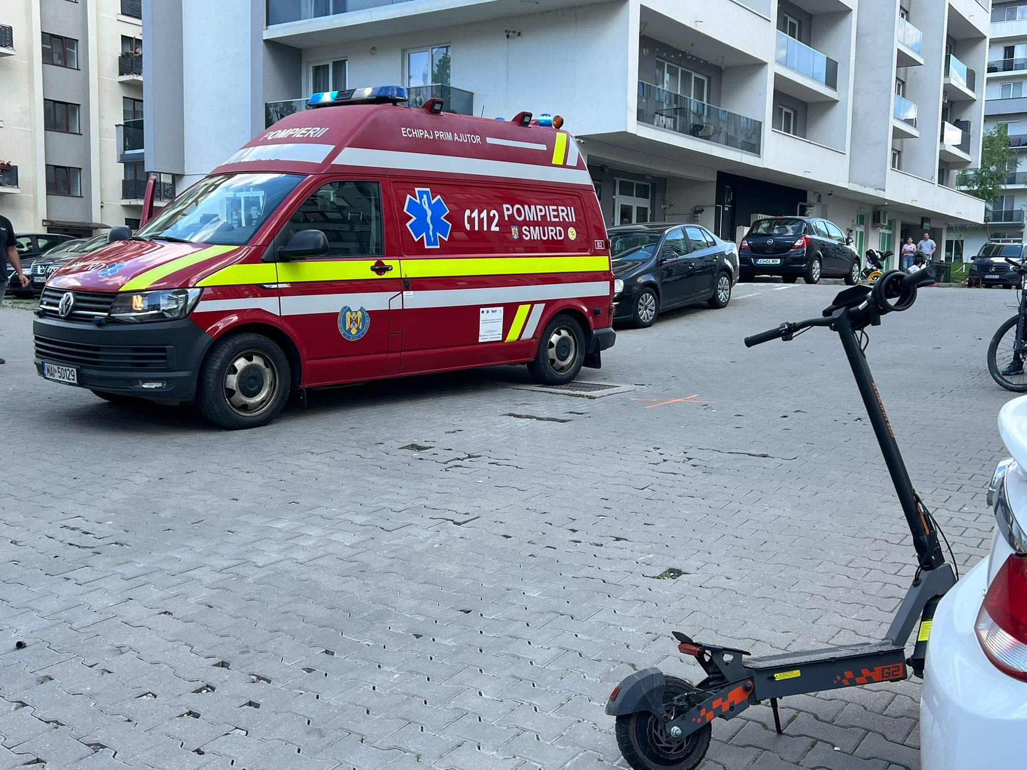 Sibiu: Fetiţă de 10 ani dusă la spital cu traumatisme la cap şi multiple contuzii, după ce a fost acroşată de o persoană care se deplasa cu trotineta pe o stradă din Şelimbăr