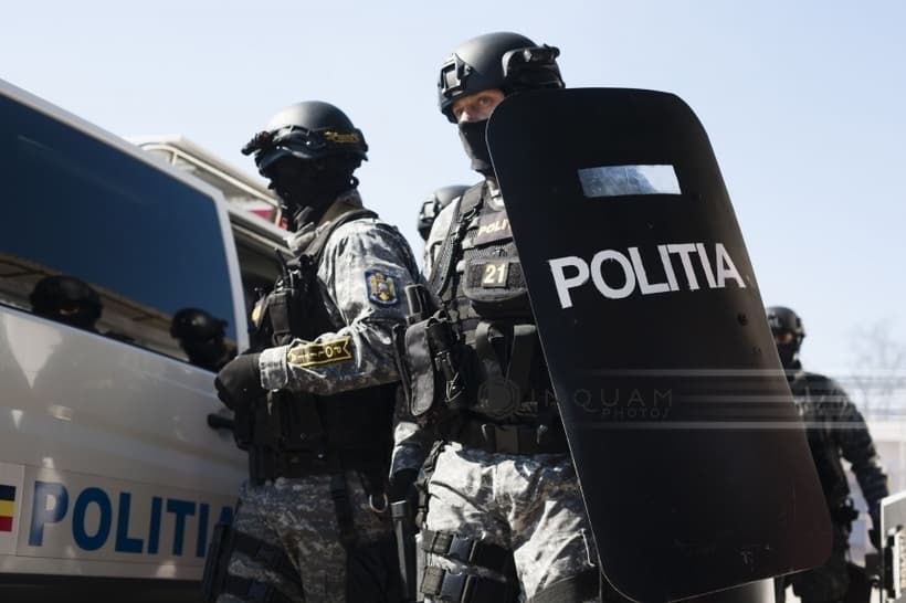 Hunedoara: Bătaie pe malul Mureşului între mai multe persoane din Deva şi Romos/ Cinci bărbaţi şi două femei au fost reţinuţi/ Scandalul s-a declanşat după ce un tânăr a intrat ilegal într-o casă şi a lovit o femeie