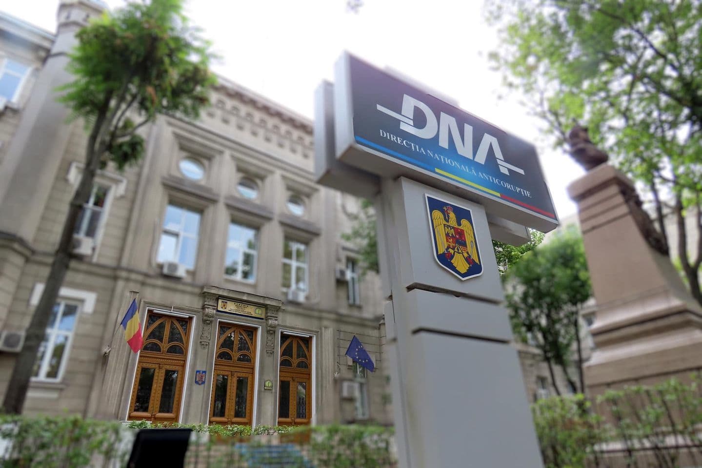 Ofiţer de poliţie judiciară din Bucureşti, arestat preventiv după ce a fost prins în flagrant când primea 50.000 de lei pentru a interveni în favoarea unei persoane cercetate pentru evaziune fiscală