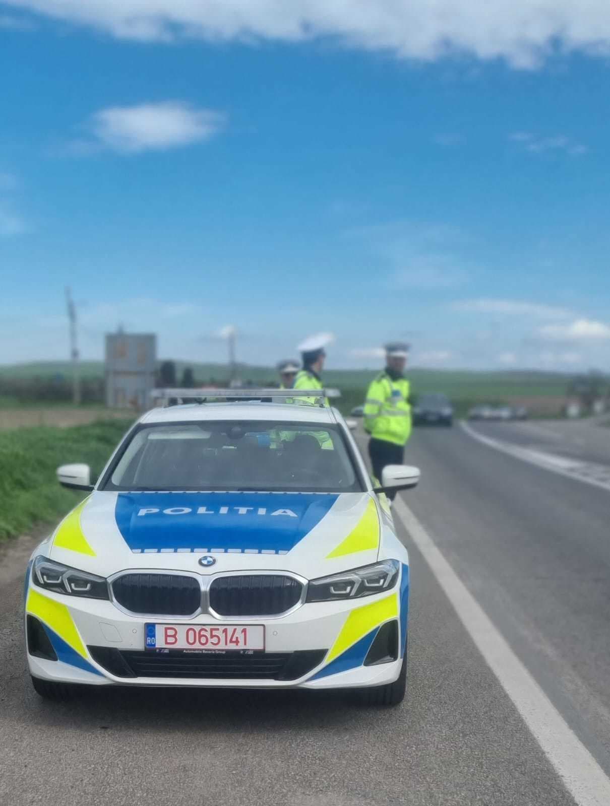 Bucureşti: Patru poliţişti rutieri, în arest la domiciliu după ce ar fi primit 10.000 de lei şi 50 de euro mită pentru a accepta declaraţiile false ale unei femei/ Ea a susţinut că a condus o maşină implicată într-un accident, nu fratele său, care era bău