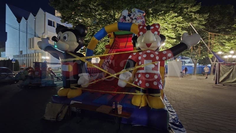 Un copil de 2 ani a murit după un incident pe un tobogan gonflabil, la Zilele Oraşului Satu Mare / Primăria anunţă că au fost oprite toate caruselele şi locurile de joacă
