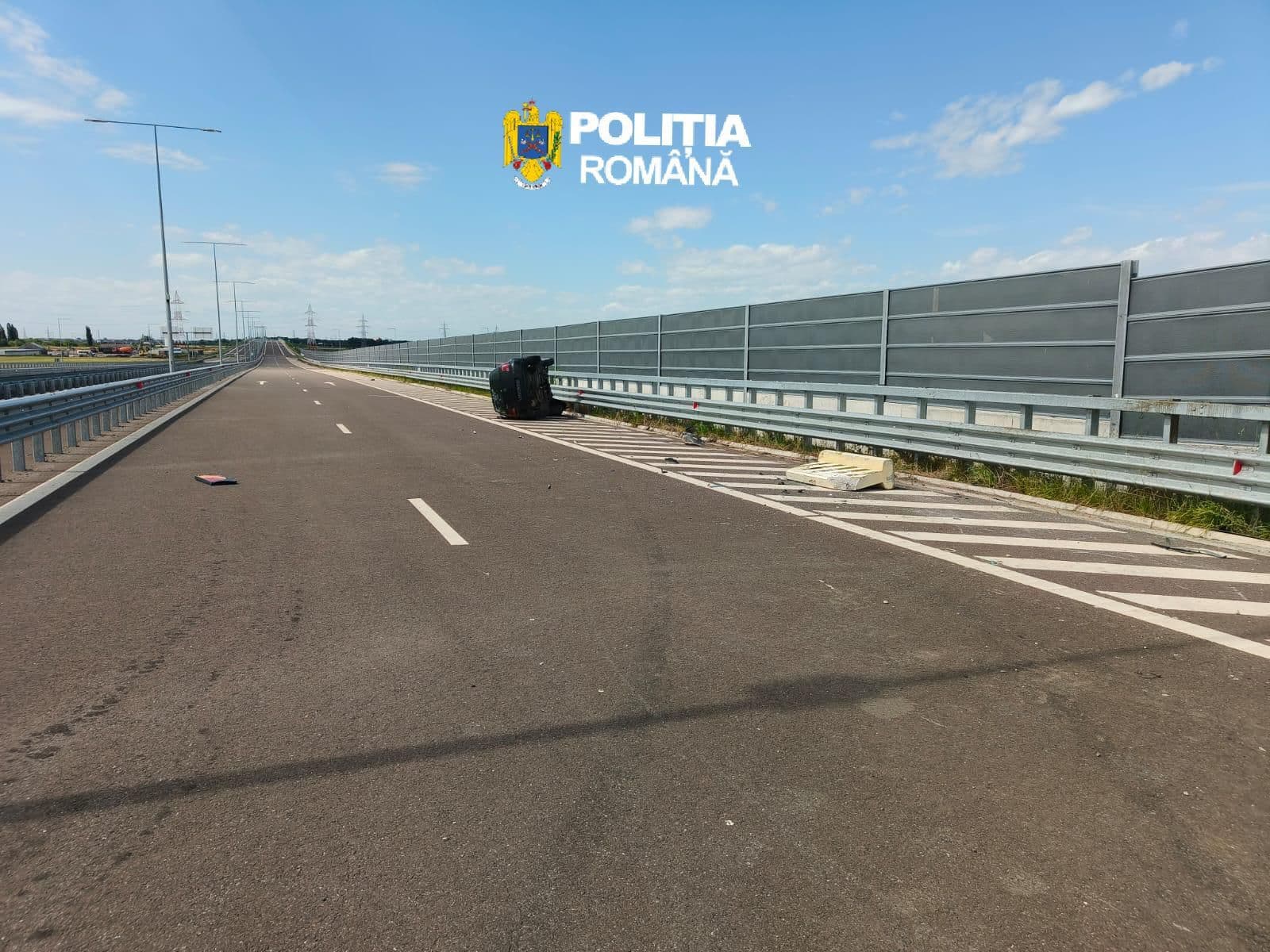 Bărbat pe numele căruia era emis un mandat de arestare preventivă pentru furt şi conducere fără permis, prins de poliţişti după o urmărire în trafic pe A2/ Maşina condusă de el a lovit parapetul şi s-a răsturnat