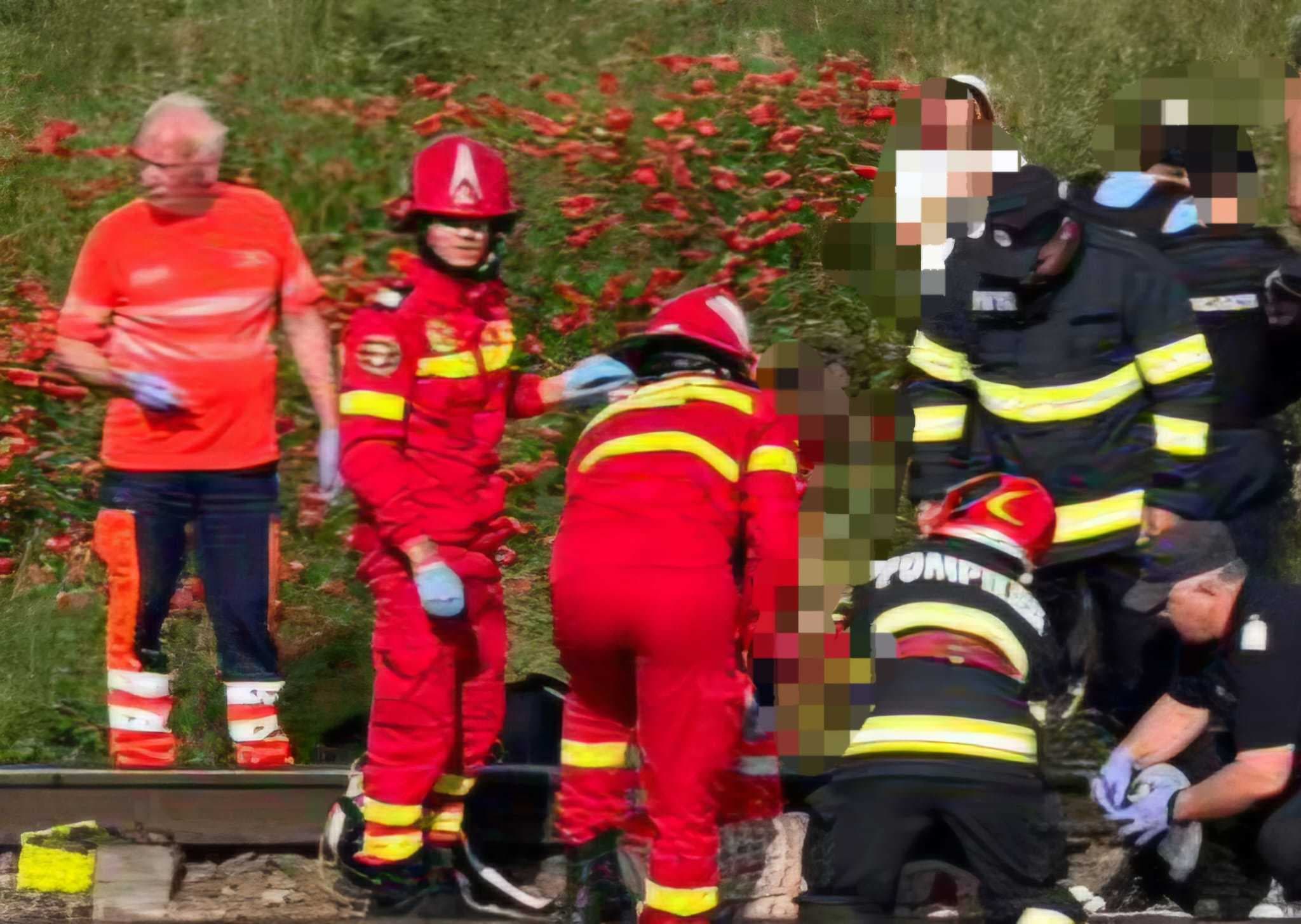 UPDATE - Ialomiţa: Femeie moartă şi copil de cinci ani rănit grav, după ce au fost surprinşi de un tren în timp ce traversau calea ferată/ Niciun pasager din garnitura feroviară nu a avut nevoie de îngrijiri medicale/ Trafic întrerupt pe un fir