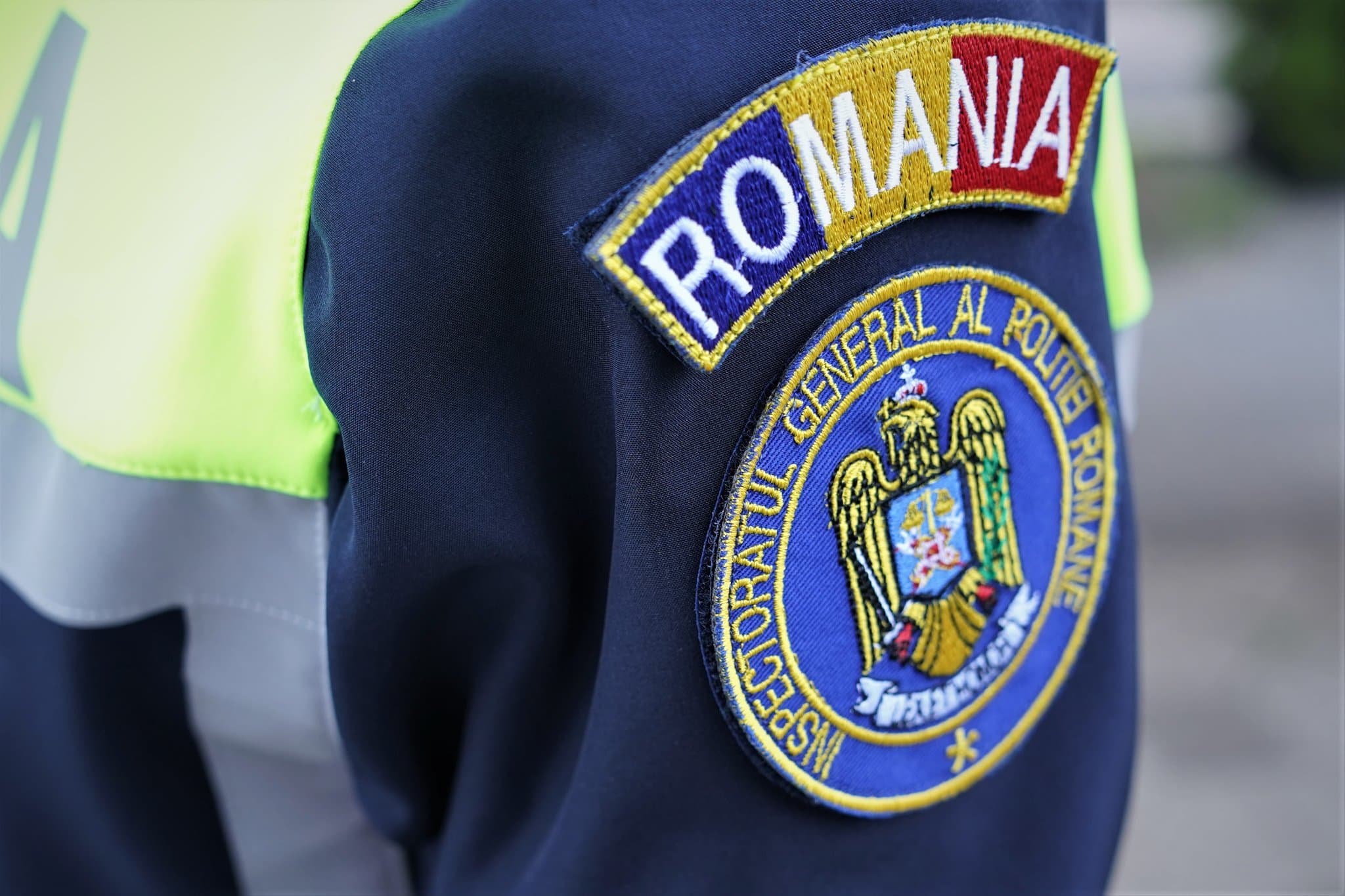 Intervenţie a Poliţiei după ce un adolescent de 14 ani s-a urcat pe acoperişul Casei de Cultură din Târgu Jiu/ Băiatul ar fi trebuit să fie la şcoală/ Poliţiştii au sesizat Protecţia Copilului