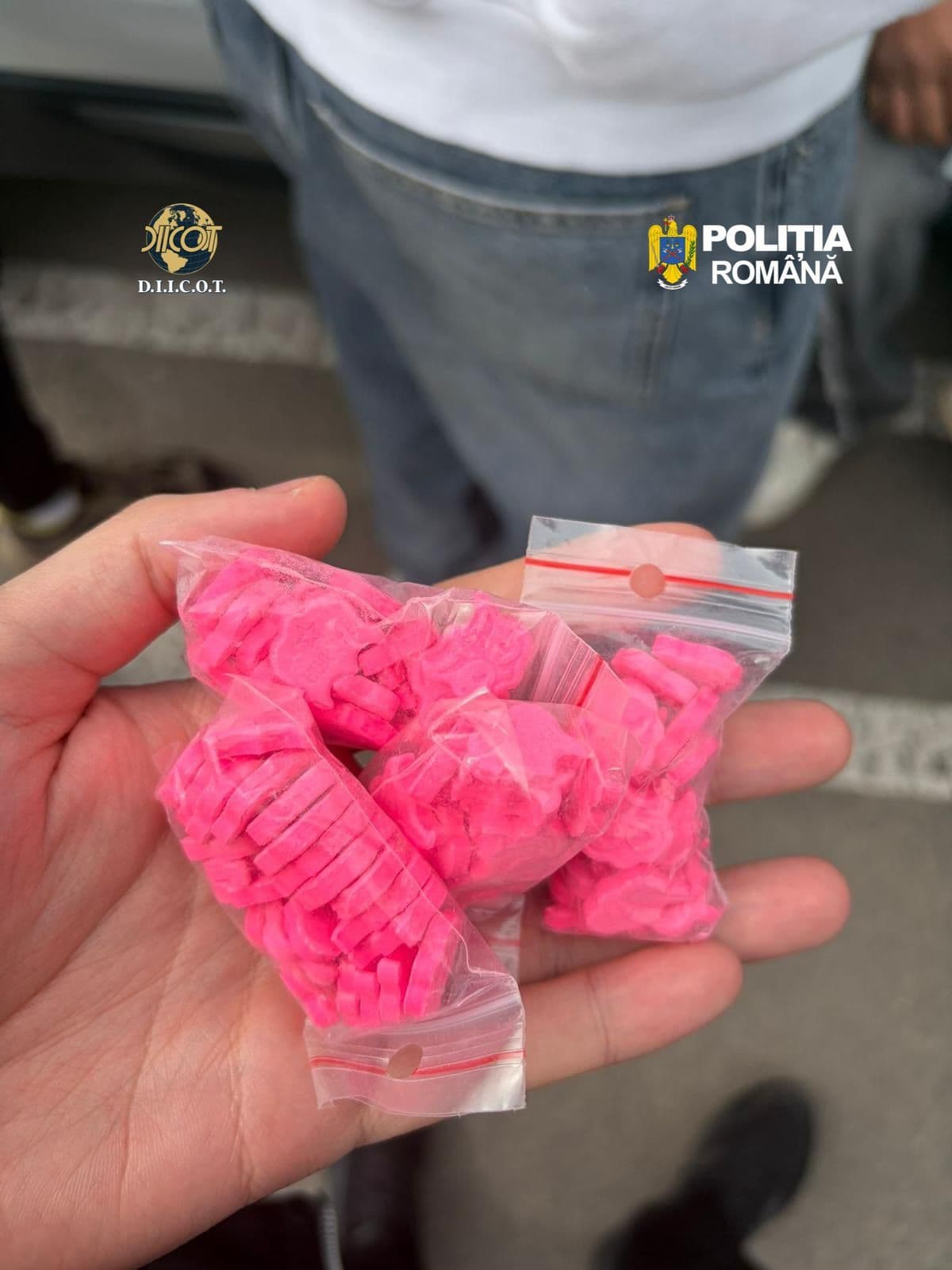 Peste 20 de reţineri în cazul reţelei de traficanţi care vindeau droguri la petreceri şi în cluburile din Bucureşti, destructurată de poliţişti / Gruparea viza clienţi ”tineri şi foarte tineri”, cu venituri peste medie