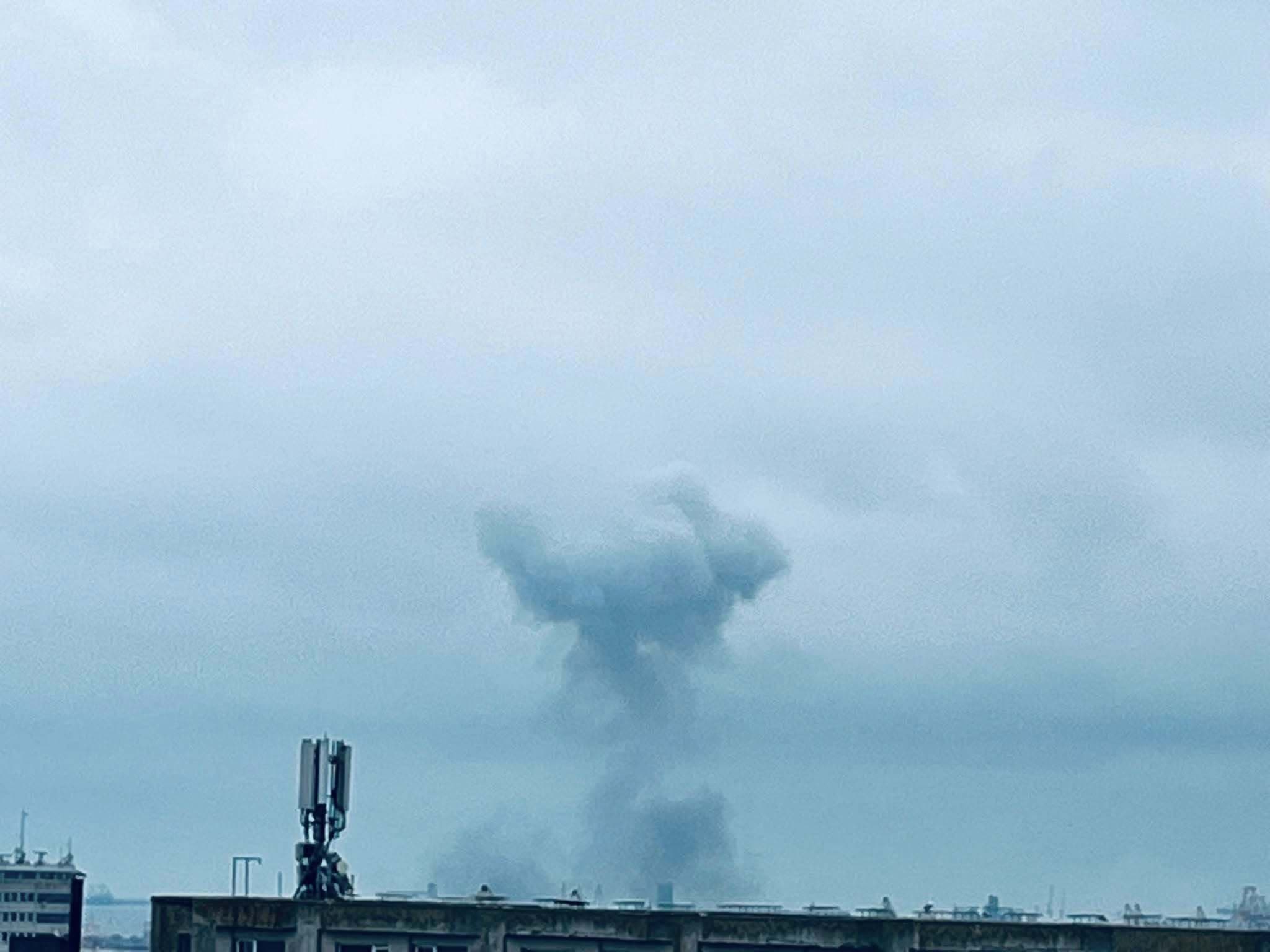 DRONA EXPLODATĂ LA CONSTANŢA – Prefect: Iniţial s-a crezut că este o dronă de observaţie, nu cu încărcătură explozivă / Nava aflată în apropiere nu a fost afectată de explozie, iar hala ARSVOM are structura de rezistenţă afectată