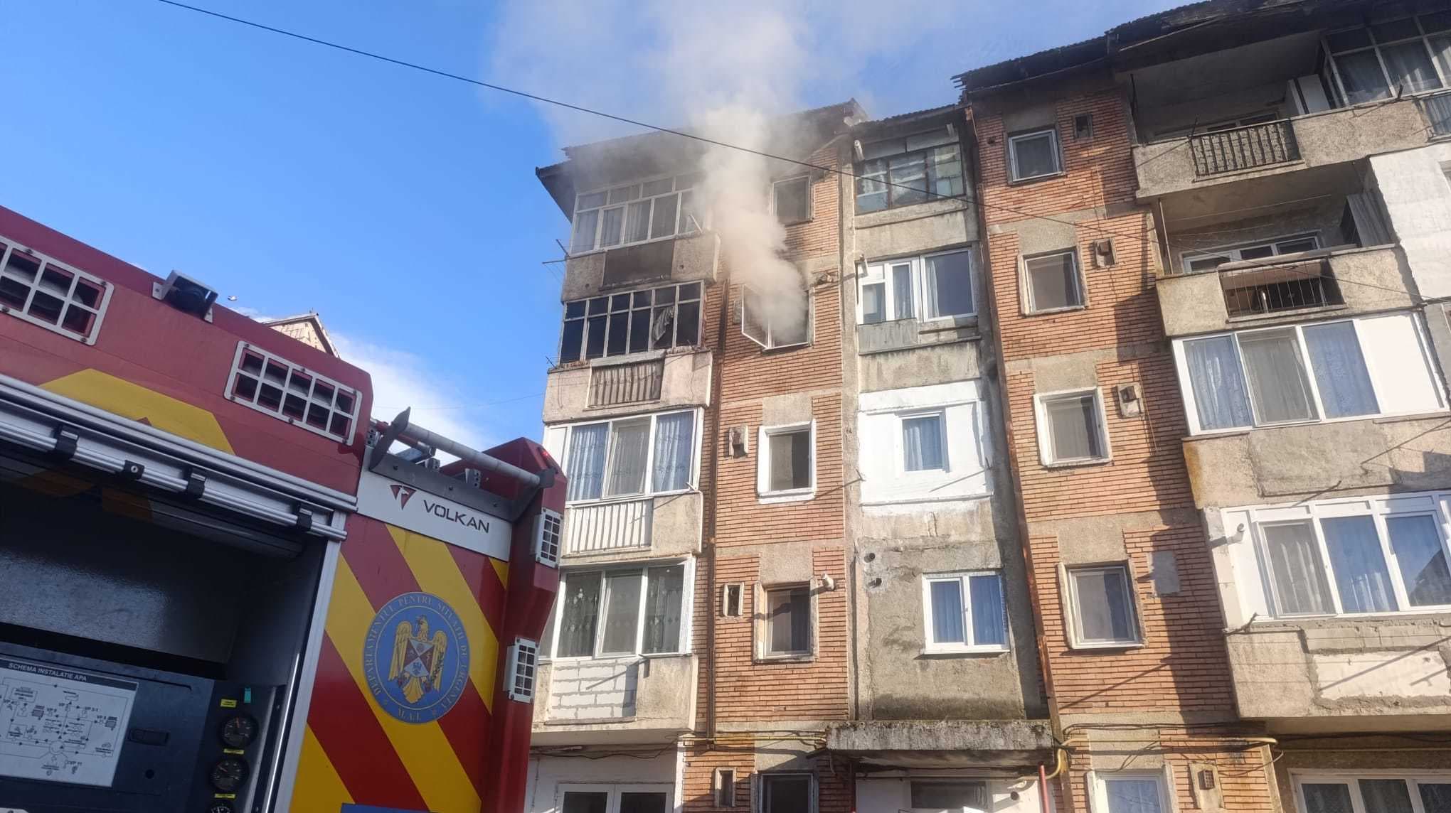 Dâmboviţa: Incendiu la un apartament din oraşul Aninoasa / 15 locatari s-au autoevacuat / Proprietara locuinţei a fost scoasă de pompieri dar a refuzat transportul la spital
