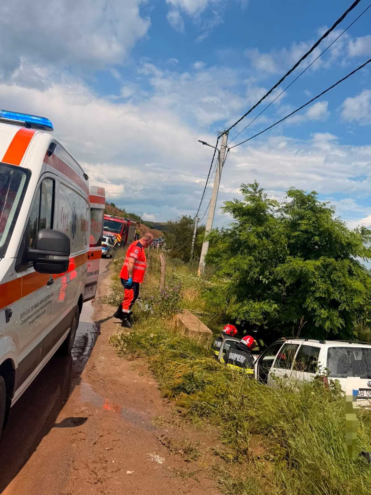 Alba: Un mort şi trei răniţi, după ce un autoturism a derapat şi a căzut într-o râpă, pe marginea unui drum judeţean