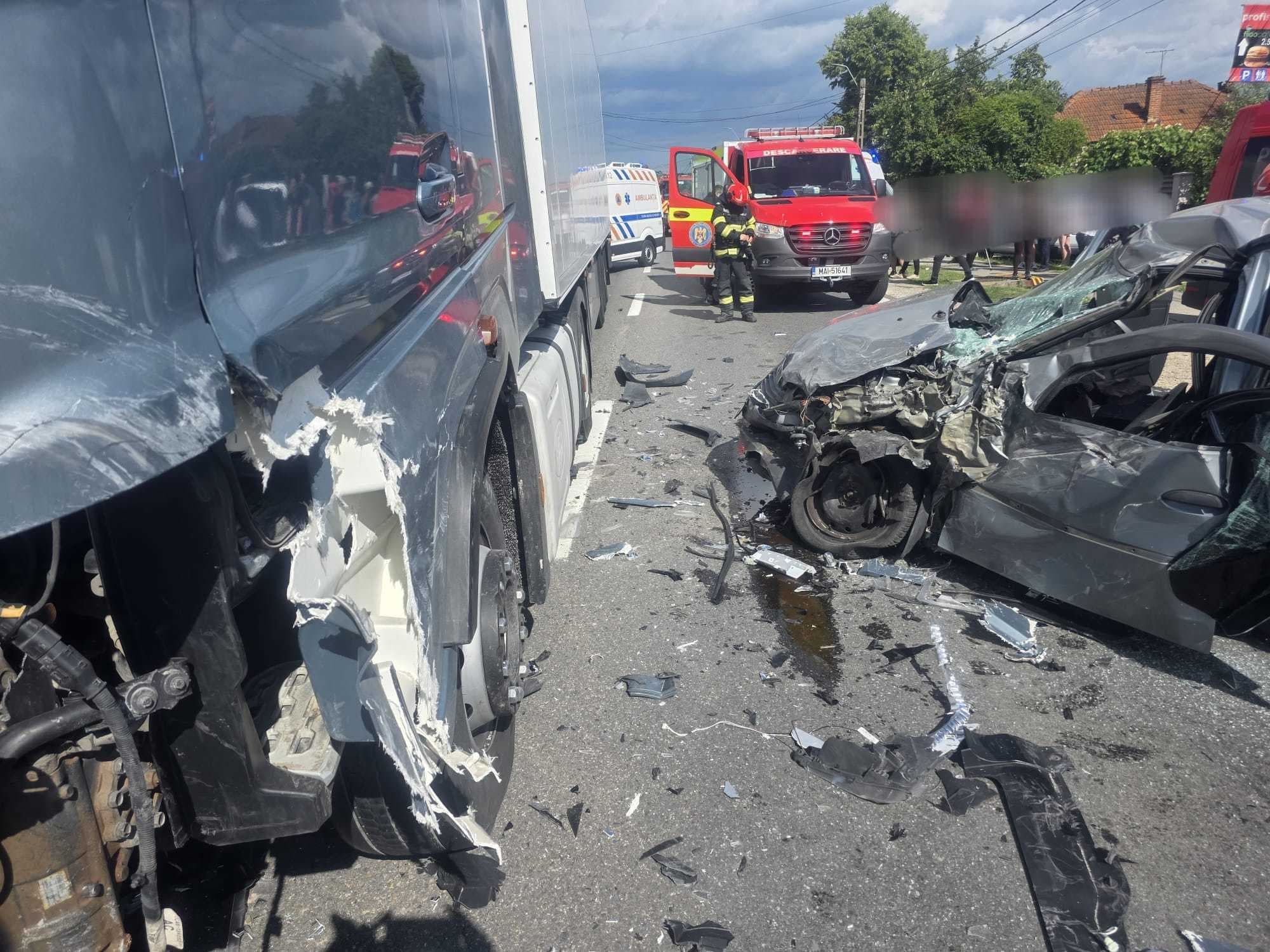 Argeş: Trei adulţi şi un copil, răniţi într-un accident petrecut în comuna Bascov, în care au fost implicate un autoturism şi un autotren/ Răniţii sunt transportaţi la spital/ Traficul rutier, blocat în ambele direcţii - FOTO