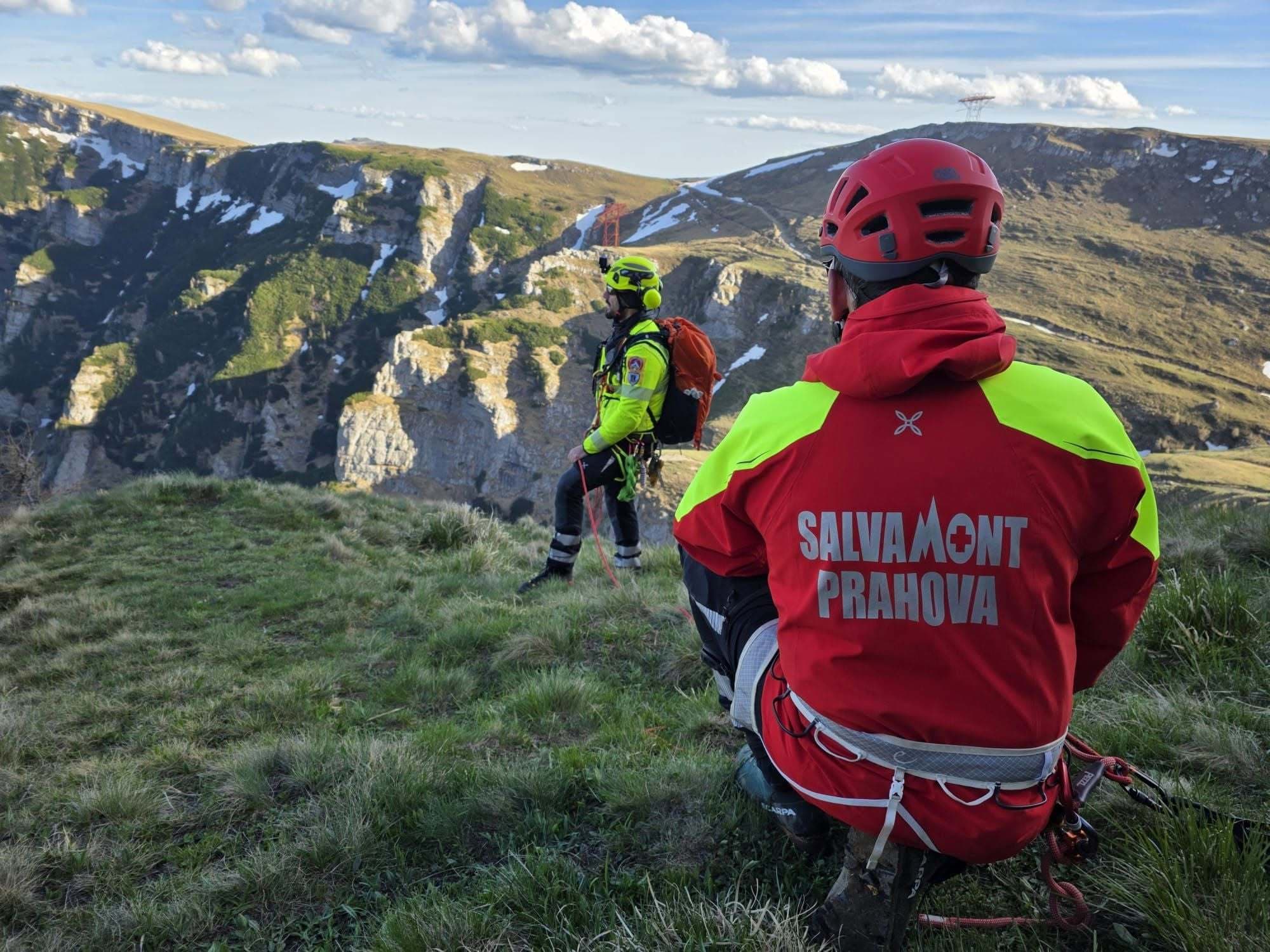 Turistă în vârstă de 55 de ani, salvată de pe munte cu elicopterul, după ce i s-a făcut rău/ Salvamontiştii din Prahova informează că femeia nu se mai putea deplasa şi avea stări de vomă, spasme şi lipotimie - VIDEO