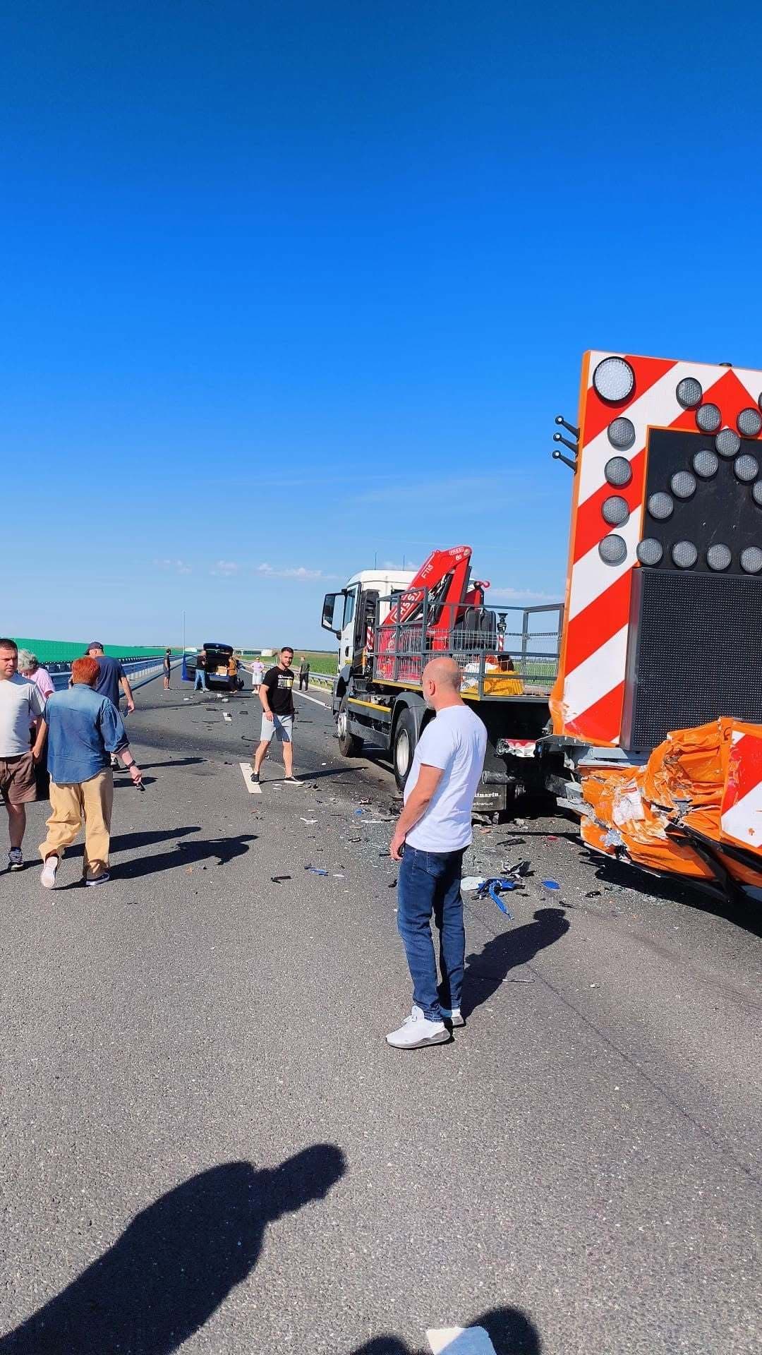 Autospecială a DRDP Craiova, puternic lovită de un autoturism / Autospeciala a fost lovită cu o asemenea forţă încât au fost distruse atât atenuatorul de impact, cât şi autocamionul care îl transporta / Nu s-au înregistrat victime - FOTO