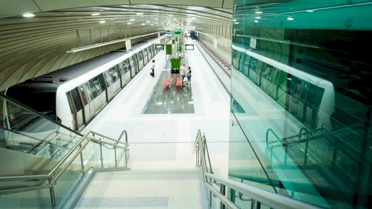 Incendiu de vegetaţie la suprafaţa staţiei de metrou Titan / Accesul spre Parc I.O.R. – Alexandru Ioan Cuza este închis