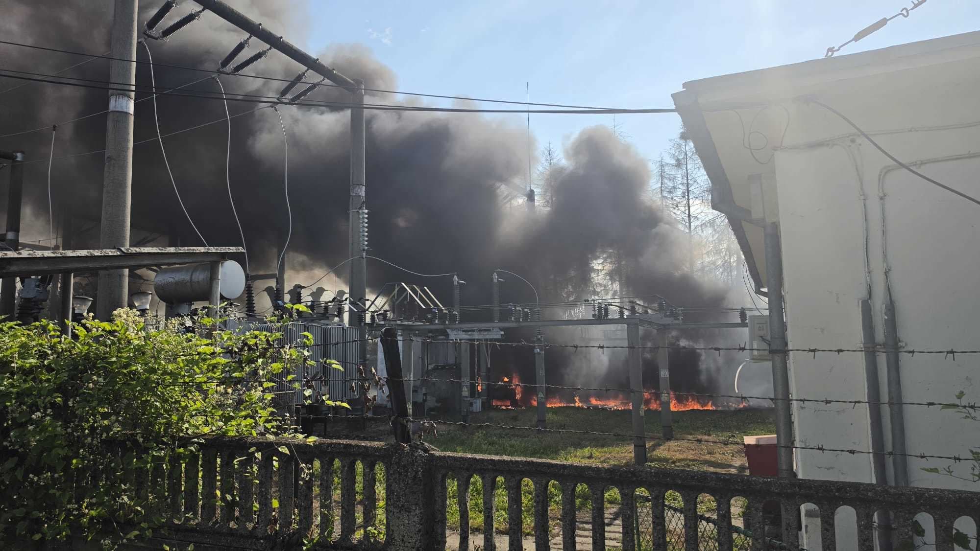 Incendiu cu mari degajări de fum la un punct de transformare electrică în oraşul Pucioasa, judeţul Dâmboviţa / 50 de persoane, evacuate preventiv / A fost emis mesaj RO-Alert - FOTO