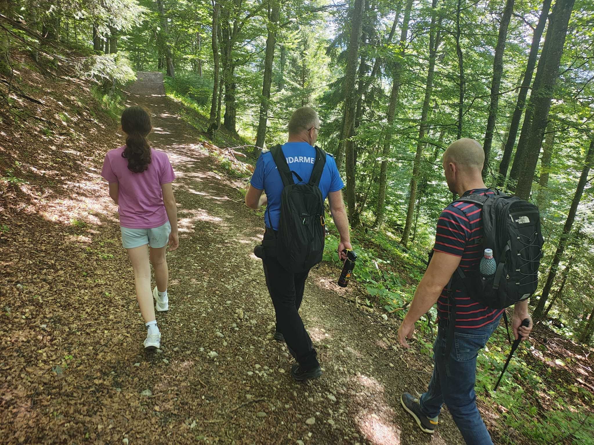 Prahova: Doi turişti care au întâlnit o ursoaică cu doi pui pe un traseu din Muntele Roşu, recuperaţi de către jandarmi