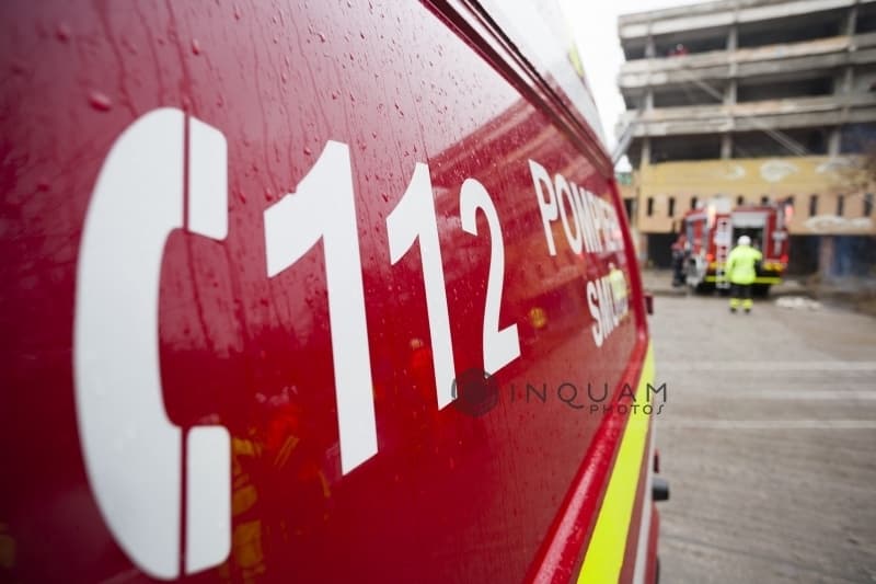 Accident de muncă în judeţul Suceava. Un muncitor şi-a strivit capul într-un utilaj pe care încerca să îl repare. El a fost dus la spital