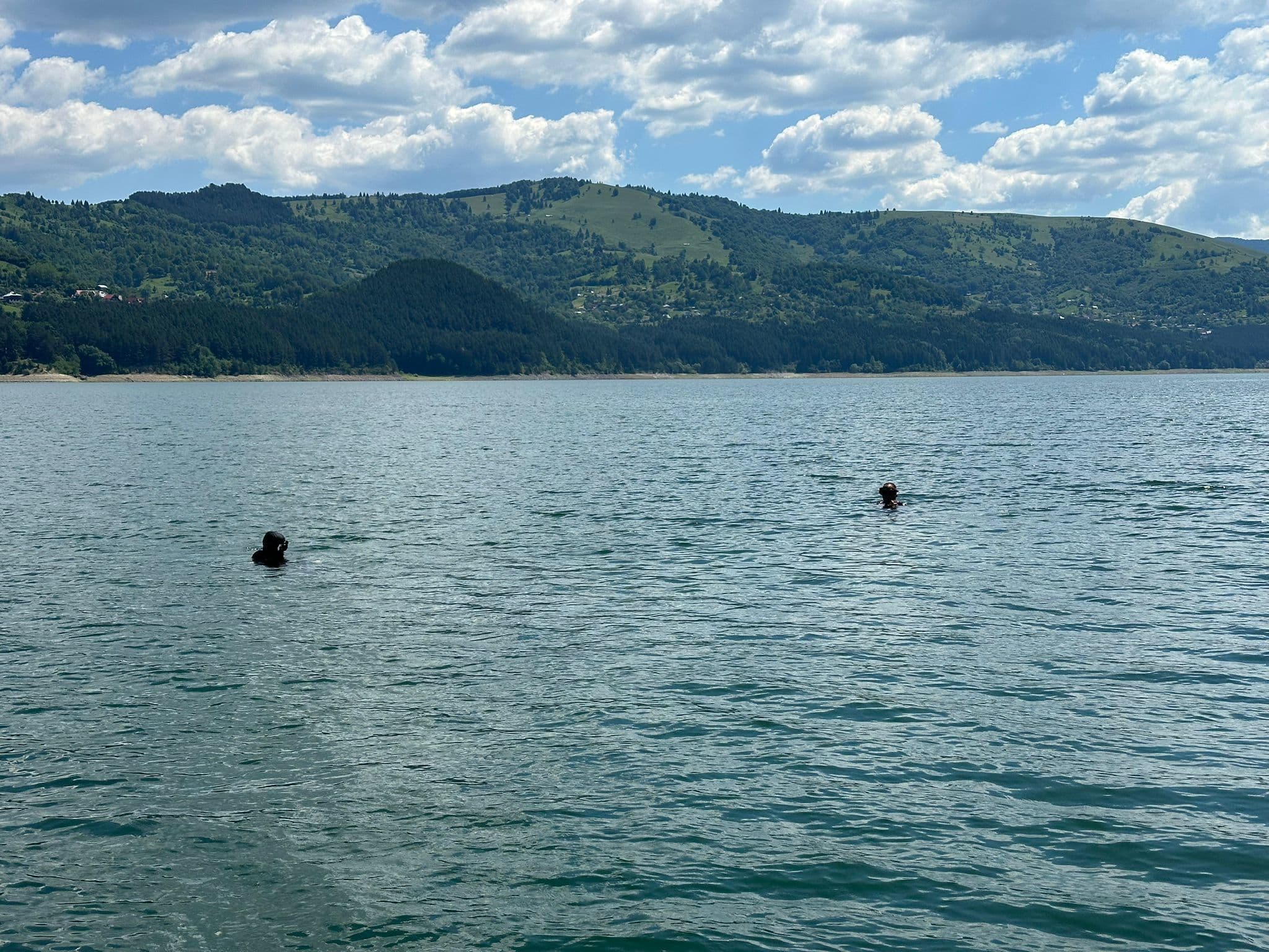 Neamţ: A patra zi de căutări, fără succes, în cazul bărbatului căzut din barcă în lacul Izvorul Muntelui
