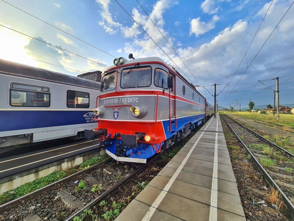 Bistriţa-Năsăud: Zeci de călătăori, evacuaţi dintr-un tren după din unul dintre vagoane a început să iasă fum