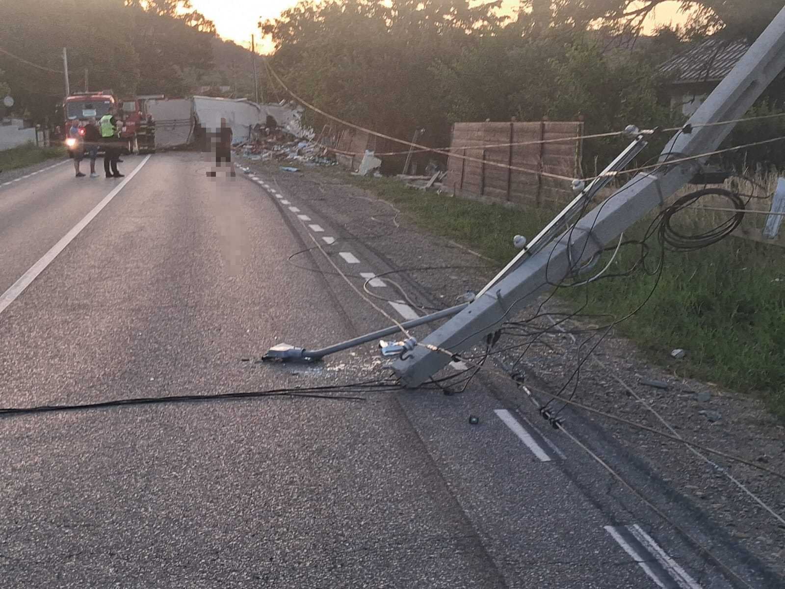 Neamţ: Un autocamion încărcat cu diverse produse s-a răsturnat, a lovit doi stâlpi de electricitate, o ţeavă de gaz şi s-a oprit în gardul a două gospodării / Două persoane au ajuns la spital - FOTO
