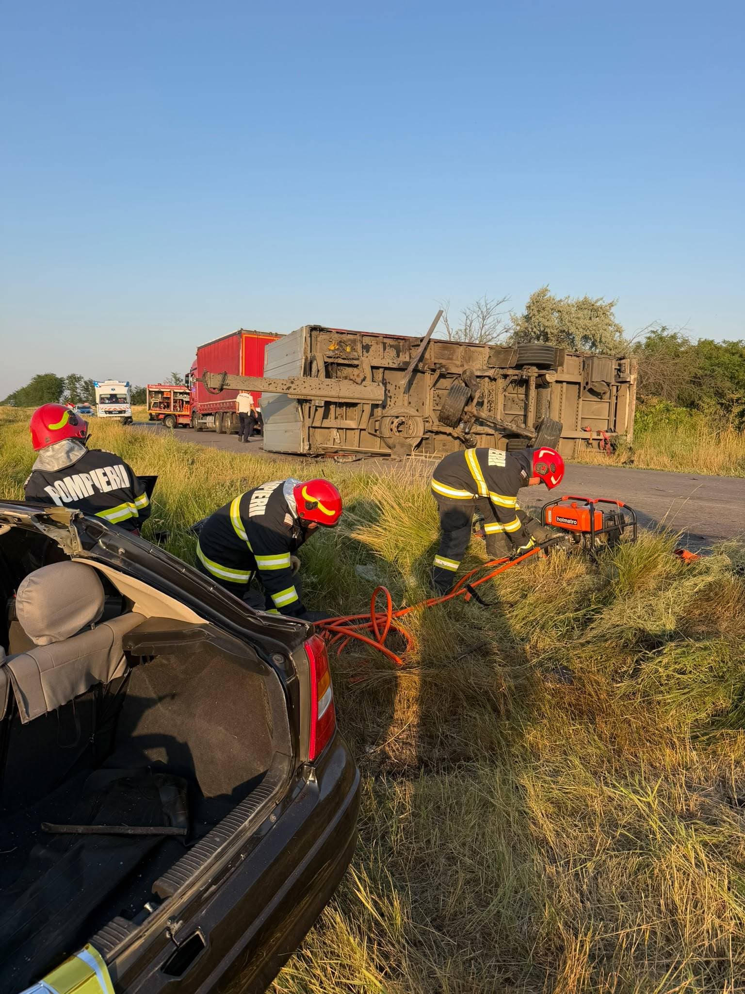 Brăila: Două persoane au murit după ce o remorcă s-a desprins şi a strivit un autoturism, pe DN 22 - FOTO