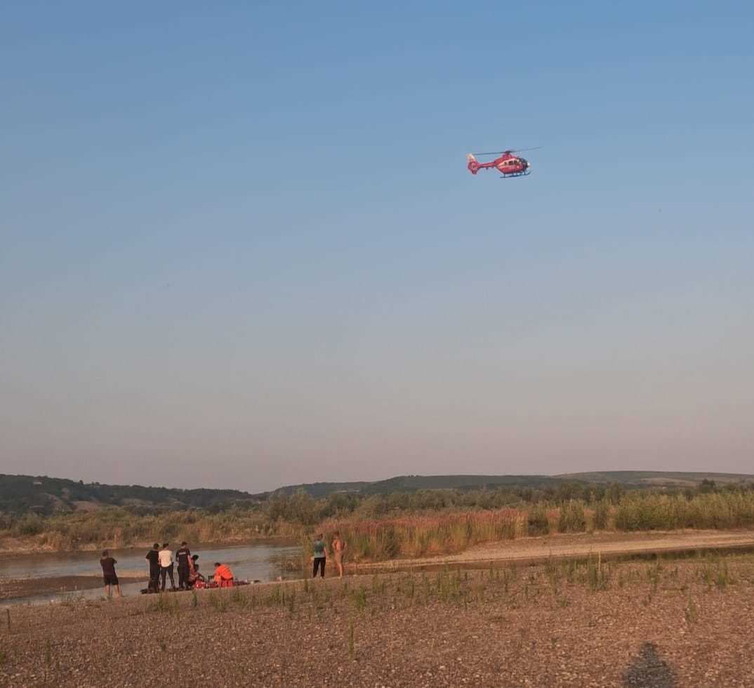 Bacău: Un adolescent a murit după ce a mers la scăldat în râul Siret/ El a fost scos din apă inconştient, iar manevrele de resuscitare nu au dat rezultat