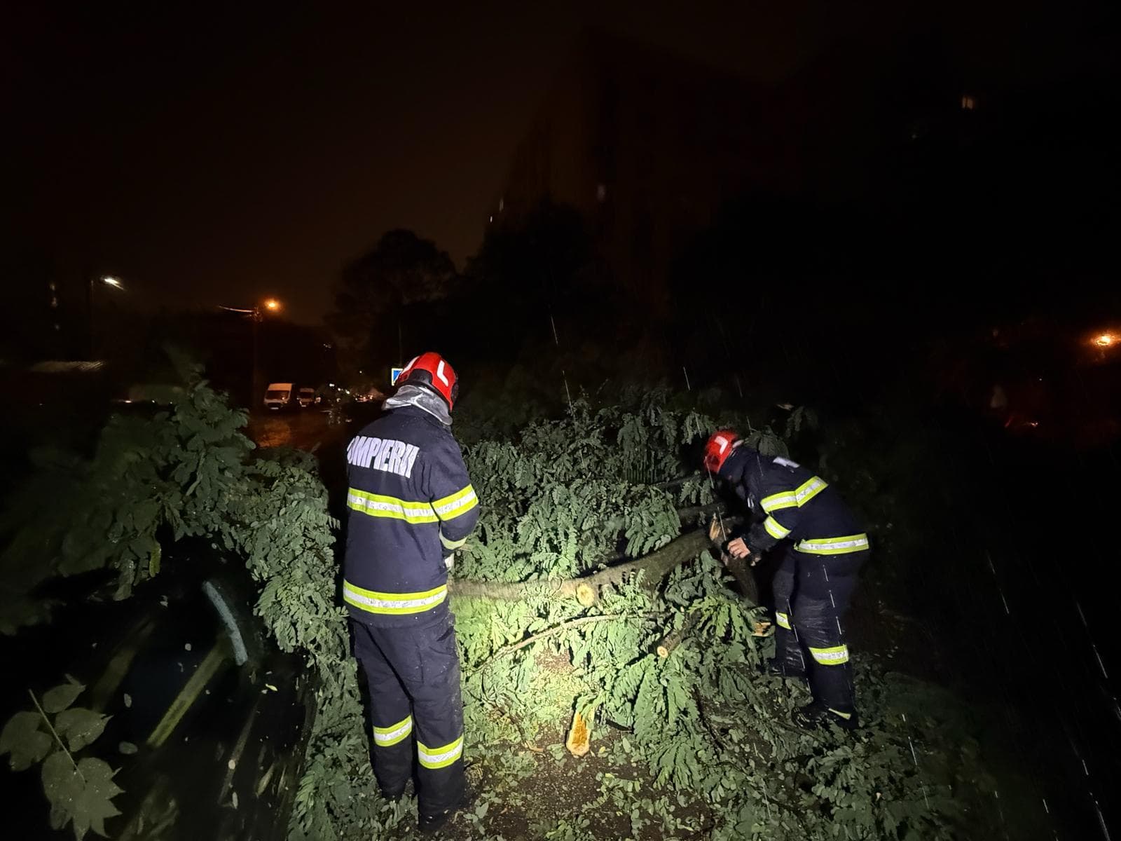 UPDATE - Furtuna a făcut ravagii în Bucureşti – Aproape 2.000 de apeluri, aproape o mie încă în aşteptate / O persoană a murit în judeţul Ilfov / 19 de avertizări nowcasting în Capitală / 60 de localităţi din 20 de judeţe, afectate - FOTO / VIDEO