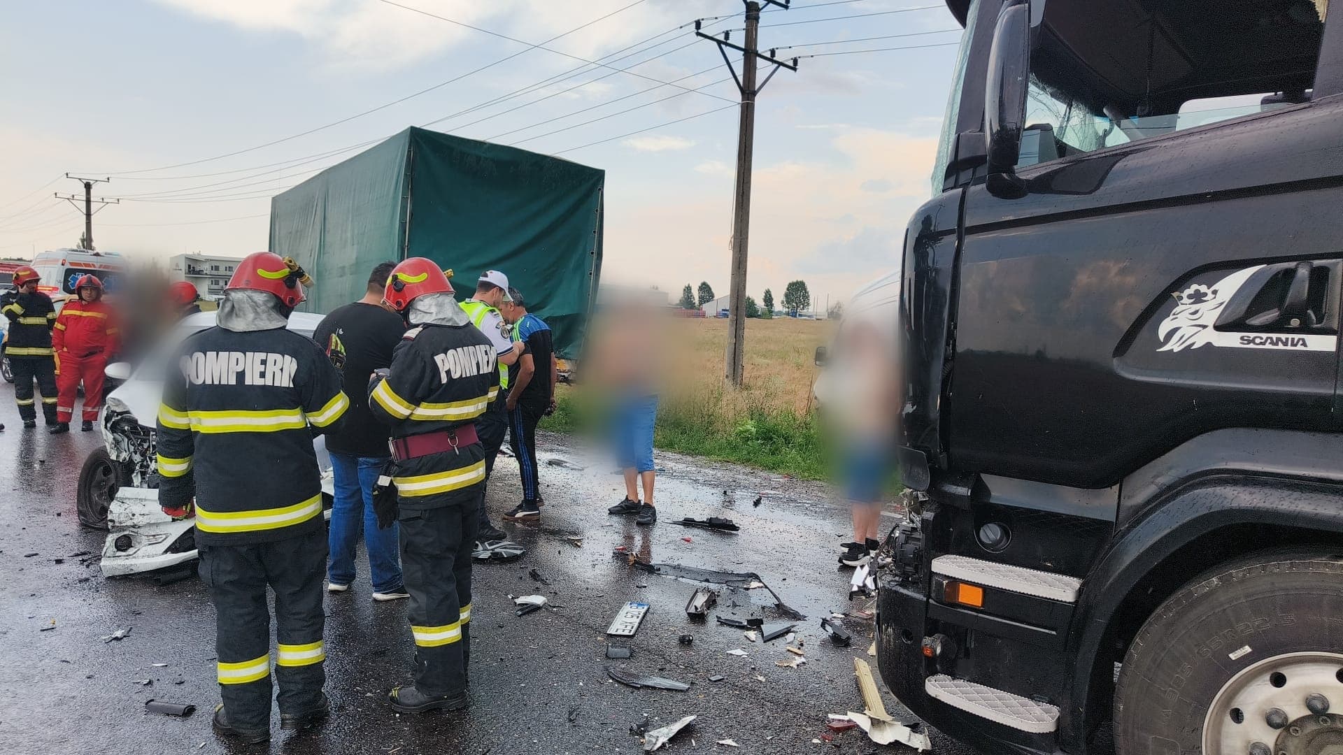 Prahova: Şase autovehicule, implicate într-un accident pe drumul naţional 72/ Două persoane sunt rănite, traficul este restricţionat