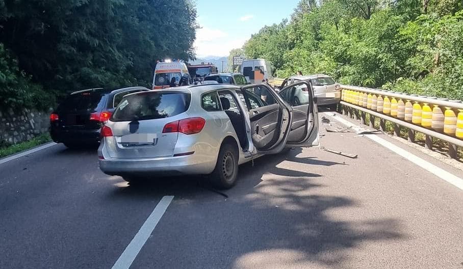 Patru răniţi, între care doi minori, într-un accident pe DN 7, în judeţul Vâlcea, după ce şoferul altei maşini a intrat pe contrasens