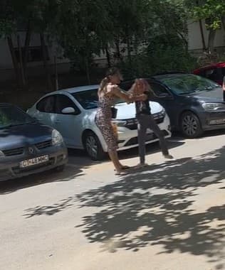 Constanţa: Anchetă a poliţiştilor după ce o femeie şi-a agresat fata pe stradă / Scenele au fost filmate şi au ajuns în online