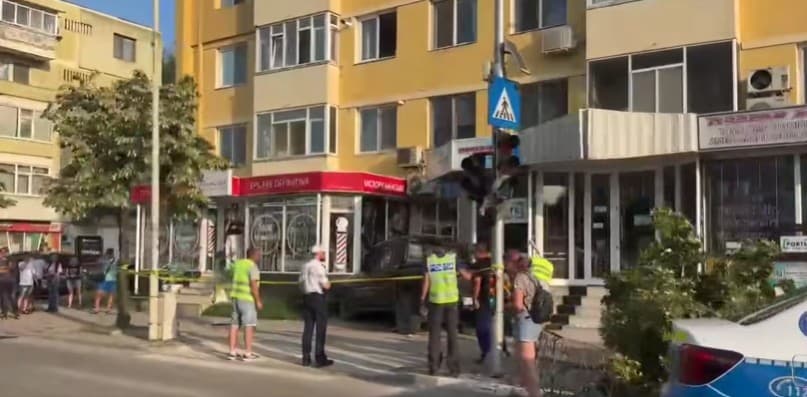 Tulcea: O femeie aflată pe o bancă a murit, după ce a fost lovită de o maşină care a intrat pe trotuar